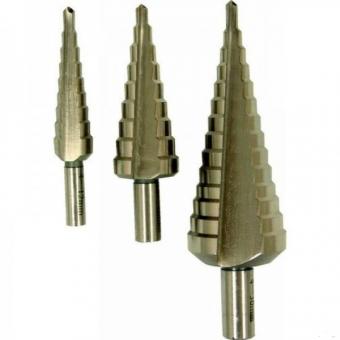 Vrtáky stupňovité sada - Sada kuželových vrtáků (3 ks) vrtáky vyrobené z rychlořezné oceli HSS, potažené titanem. Rozměry: 1ks. Ø 4-12 mm 1ks. Ø 4-20 mm 1ks. Ø 4-32 mm 1 : 4 mm, 6 mm, 8 mm, 10 mm, 12 mm, max. 1000 - 450 ot./min. 2 : 4 mm, 6 mm, 8 mm, 10 m
